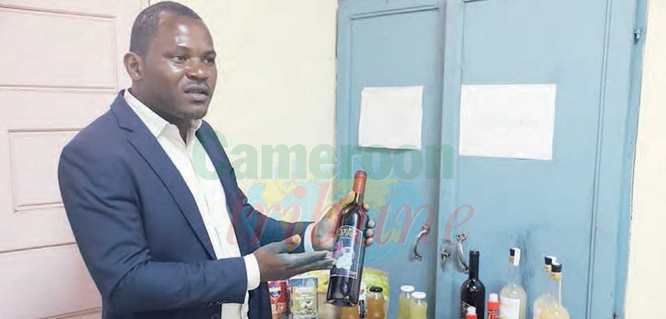 Un enseignant présente l’ensemble des produits réalisés par les étudiants. Un enseignant présente l’ensemble des produits réalisés par les étudiants.