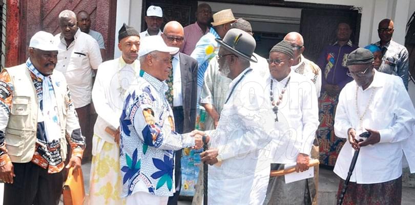 Wouri: Laurent Esso entame le porte-à-porte Wouri: Laurent Esso entame le porte-à-porte