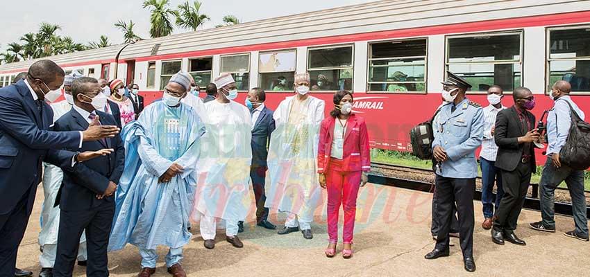 Joseph Dion Ngute s’est rendu hier à la gare voyageurs de Yaoundé pour apprécier le dispositif mis en place pour éradiquer le coronavirus sur les lieux publics. Joseph Dion Ngute s’est rendu hier à la gare voyageurs de Yaoundé pour apprécier le dispositif mis en place pour éradiquer le coronavirus sur les lieux publics.