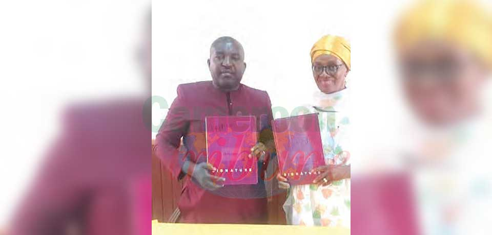 Lundi dernier à Yaoundé, le Minproff Marie Thérèse Abena Ondoa a signé des contrats avec 12 municipalités du pays en vue de l’enregistrement de cette couche de la population. Lundi dernier à Yaoundé, le Minproff Marie Thérèse Abena Ondoa a signé des contrats avec 12 municipalités du pays en vue de l’enregistrement de cette couche de la population.