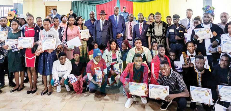 Promoting Education Meritorious : Students Receive Excellence Awards Promoting Education Meritorious : Students Receive Excellence Awards