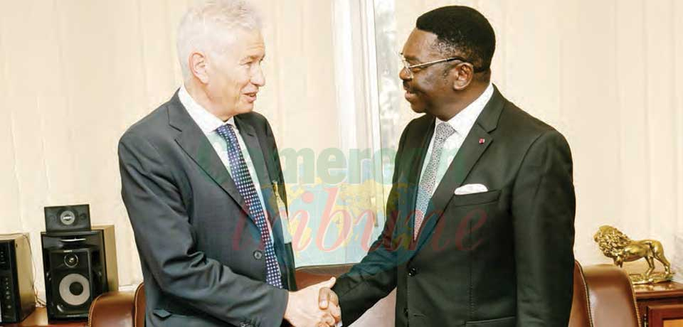 A la tête d’une mission au Cameroun, Mark Eldon-Edington, chef de la Division de la Gestion des subventions s’est longuement entretenu hier au Palais de l’Unité avec le ministre d’Etat, SGPR, Ferdinand Ngoh Ngoh qui l’a reçu au nom du chef de l’Etat Paul A la tête d’une mission au Cameroun, Mark Eldon-Edington, chef de la Division de la Gestion des subventions s’est longuement entretenu hier au Palais de l’Unité avec le ministre d’Etat, SGPR, Ferdinand Ngoh Ngoh qui l’a reçu au nom du chef de l’Etat Paul