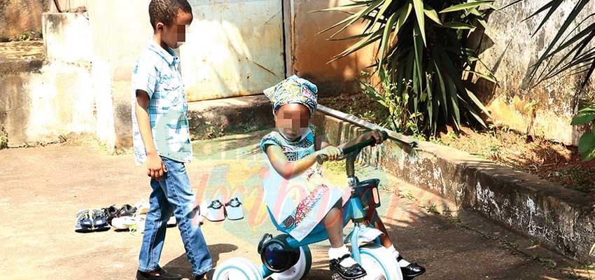 Hadja Mammadjam, trois ans cinq mois, est une enfant très éveillée. Hadja Mammadjam, trois ans cinq mois, est une enfant très éveillée.