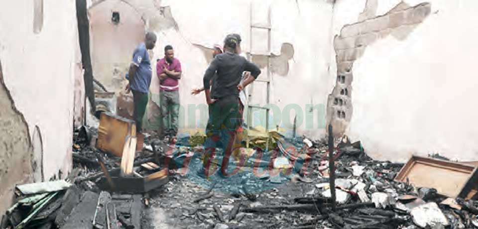 On constate le ravage des flammes dans la maison. On constate le ravage des flammes dans la maison.