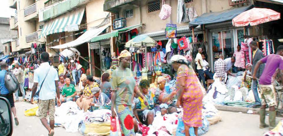 E-Commerce Douala III : les vendeuses de rue aussi…