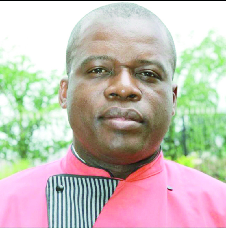 Emile Engoulou, promoteur du restaurant « Le club municipal », Yaoundé. Emile Engoulou, promoteur du restaurant « Le club municipal », Yaoundé.