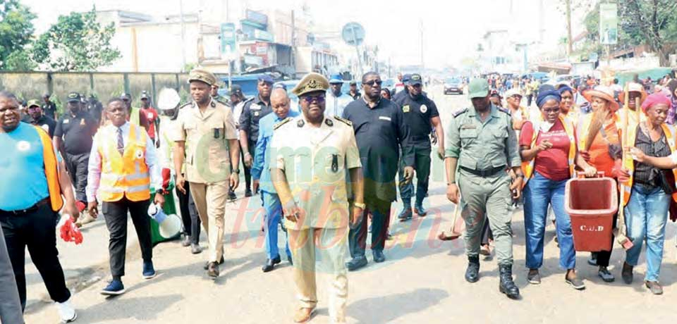 Douala Clean City : le gouverneur sur le terrain