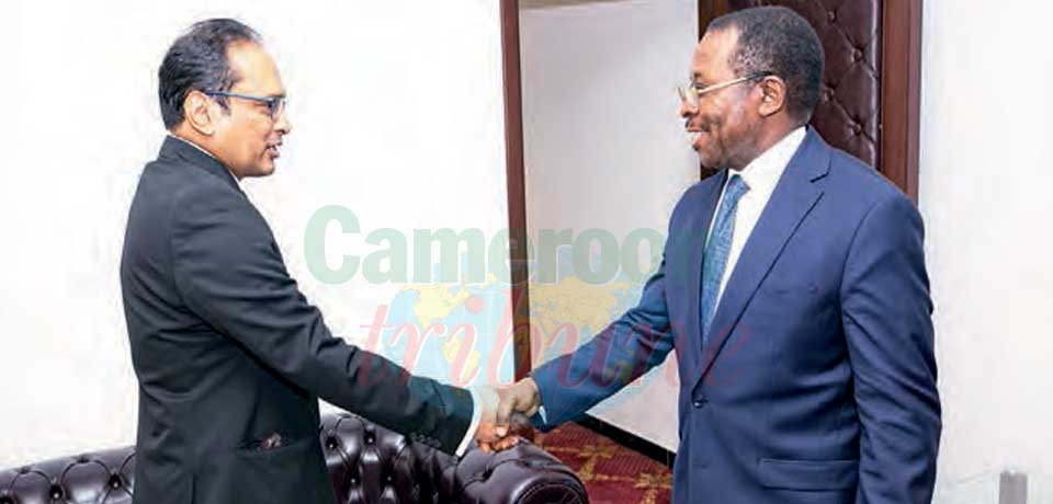 Le ministre de l’Eau et l’Energie, Gaston Eloundou Essomba a reçu jeudi en audience, l’ambassadeur, Muhammad Zulgar Nain.