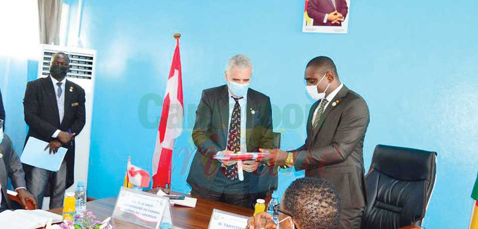 Canadian High Commissioner (left) exchanges with NASLA Director General (host) during the visit.