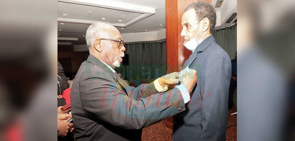 Au terme de son séjour au Cameroun, Djiddi Bichara Hassan a été fait Grand officier de l’ordre national de la valeur par le Minrex, Lejeune Mbella Mbella, au cours d’un dîner d’Etat offert au nom du chef de l’Etat vendredi dernier à Yaoundé.