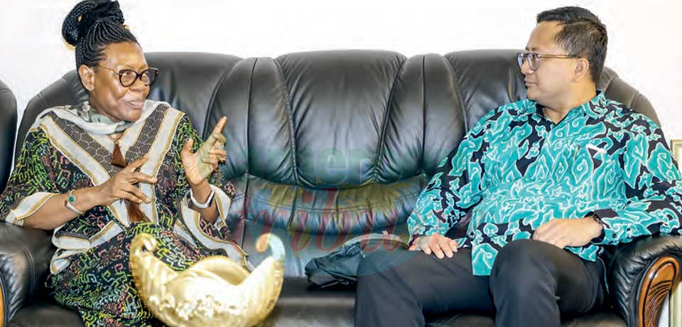 Madam Marie Claire and H.E Agung during the audience.