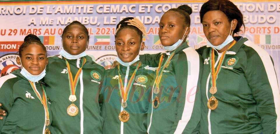 Some Cameroonian nanbudokas brandishing medals.