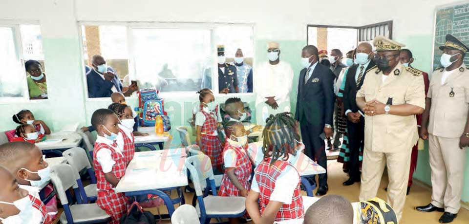 Douala : le gouverneur dans les écoles