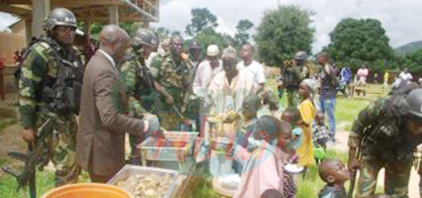 Civils et militaires partageant le même repas à Tourou dans le Mayo-Tsanaga