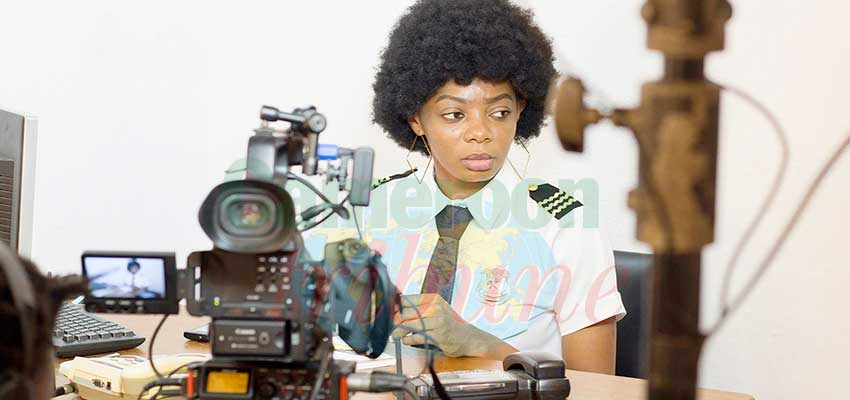 Le nouveau projet du producteur camerounais Jean Roke Patoudem, actuellement en tournage à Yaoundé, s’immisce dans le quotidien mouvementé de la standardiste d’un commissariat.