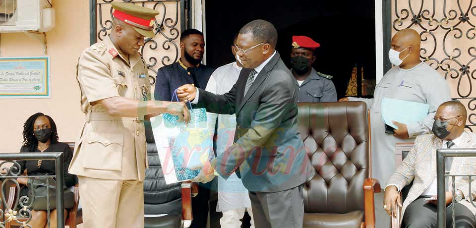 Echange des cadeaux entre le chef de la délégation militaire kenyane et le président du Cnc. Echange des cadeaux entre le chef de la délégation militaire kenyane et le président du Cnc.