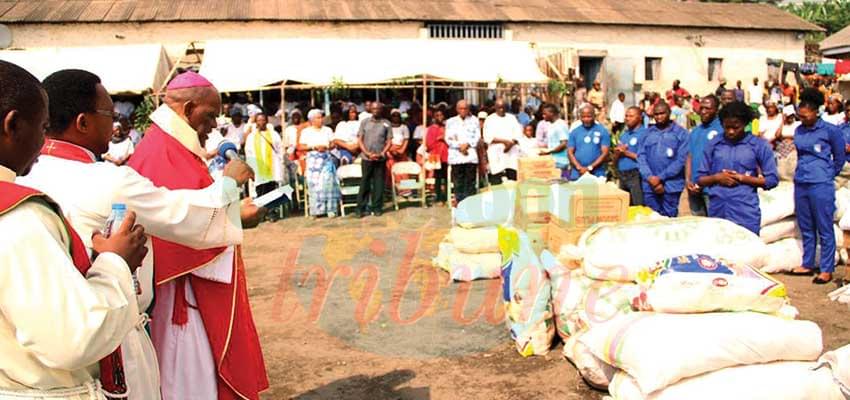 Buea Central Prison : Bishop Offers Gifts To Inmates Buea Central Prison : Bishop Offers Gifts To Inmates