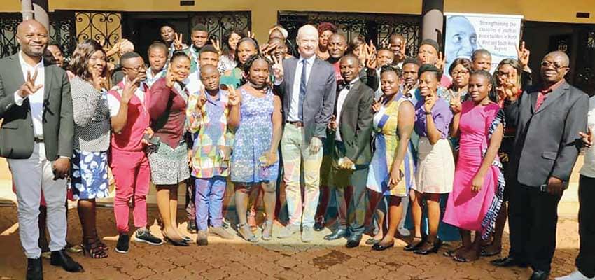 L’ambassadeur de France pose avec des jeunes.