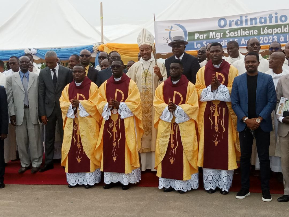 Monatélé : quatre nouveaux prêtres ordonnés