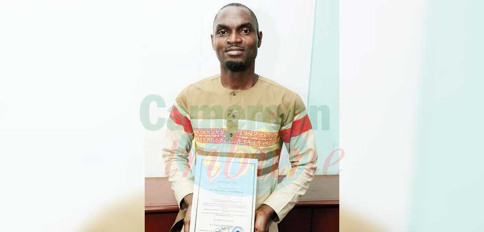 Lauréat du Prix continental de l’Union africaine pour les enseignants 2022, Alexandre Arnaud Abomo Abomo milite pour l’inclusion des outils numériques pour stimuler les élèves. Lauréat du Prix continental de l’Union africaine pour les enseignants 2022, Alexandre Arnaud Abomo Abomo milite pour l’inclusion des outils numériques pour stimuler les élèves.