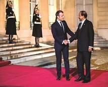 Conviviality between President Paul Biya and President Emmanuel Macron.