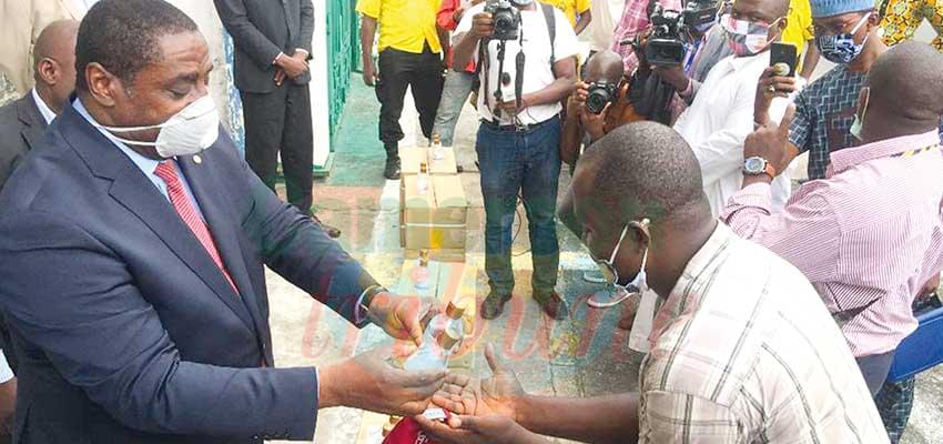 Douala : du gel hydro-alcoolique pour les transporteurs