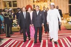 Les chefs d’Etat et de délégation faisant leur entrée dans la salle des banquets.