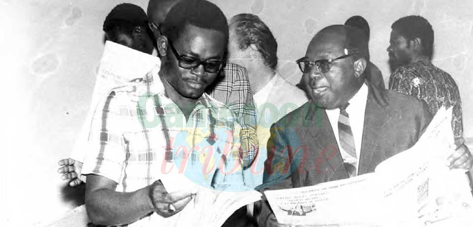 -Le premier numéro de Cameroon Tribune entre les mains du PCA, François Sengat-Kuoh. -Le premier numéro de Cameroon Tribune entre les mains du PCA, François Sengat-Kuoh.