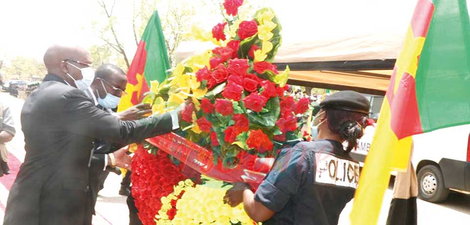 Le représentant du chef de l’Etat déposant une gerbe de fleurs.