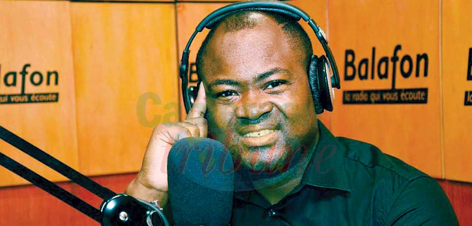 Cyrille Bojiko en action dans sa radio à Douala.