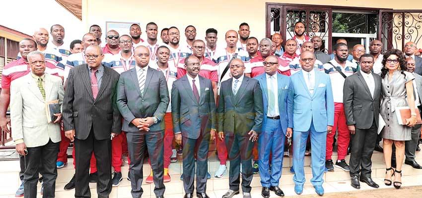 Minister Narcisse Mouelle Kombi with the players.