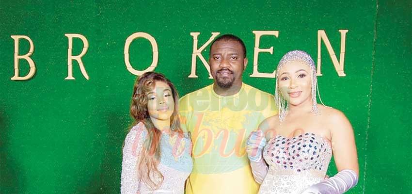 John Dumelo, entouré de Nabila et de Syndy Emade sur le tapis rouge de « Broken ».