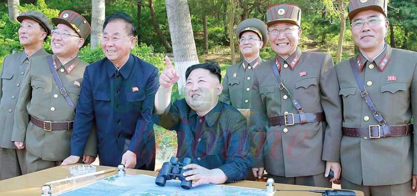 Kim Jong-un supervisant un tir de missile en juillet 2019.