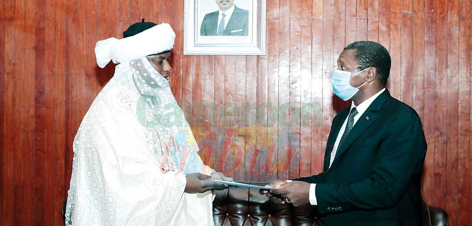 Atanga Nji Paul a remis à S.M Ibrahim Souleymanou El Rachidine, le message de félicitations du président de la République, Paul Biya.