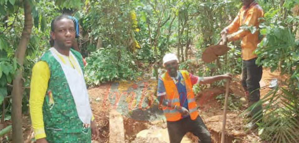 Yaoundé IV : des jeunes à l’assaut des caniveaux Yaoundé IV : des jeunes à l’assaut des caniveaux