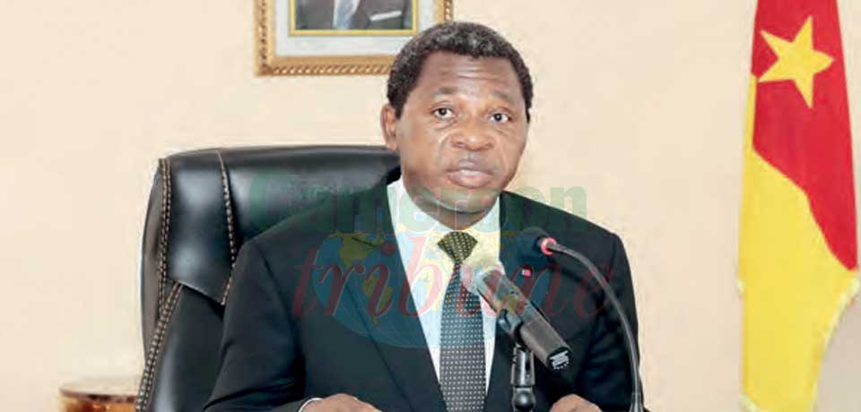 Face à la recrudescence de l’insécurité et un certain laxisme chez les opérateurs du secteur, le Minat, Atanga Nji Paul, a annoncé l’interdiction de la vente d’un certain type d’armes au cours d’une réunion hier à Yaoundé. Face à la recrudescence de l’insécurité et un certain laxisme chez les opérateurs du secteur, le Minat, Atanga Nji Paul, a annoncé l’interdiction de la vente d’un certain type d’armes au cours d’une réunion hier à Yaoundé.