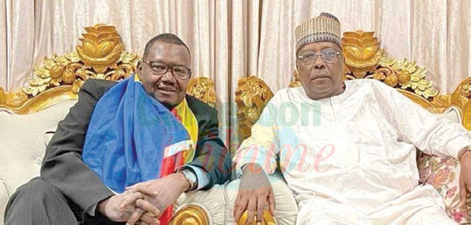 Kingabé Ogouzeimi (à gauche) à sa descente de l’avion avec un membre de gouvernement tchadien.