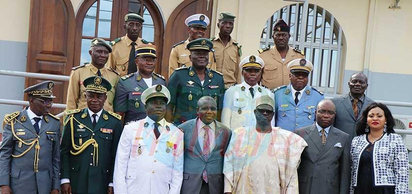 Photo de famille avec le capitaine de vaisseau Duc Tchoya (en blanc) au premier rang.