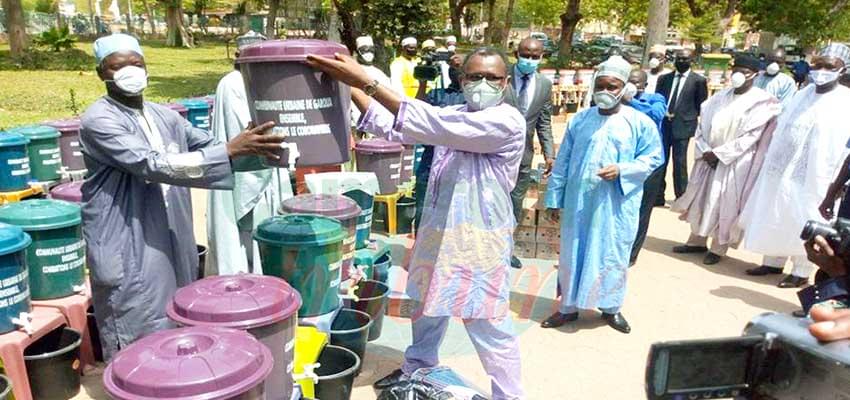 Dr Ousmaïla Mohamadou a remis mercredi dernier des dispositifs de lavage des mains aux chefferies traditionnelles et aux lieux de culte. Dr Ousmaïla Mohamadou a remis mercredi dernier des dispositifs de lavage des mains aux chefferies traditionnelles et aux lieux de culte.