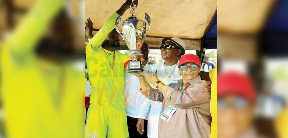 L’équipe de football de l’Association professionnelle des établissements de crédit du Cameroun est venue à bout de la Fécafoot en finale (1-1, 5-4 t.a.b) le 30 avril dernier à Yaoundé.