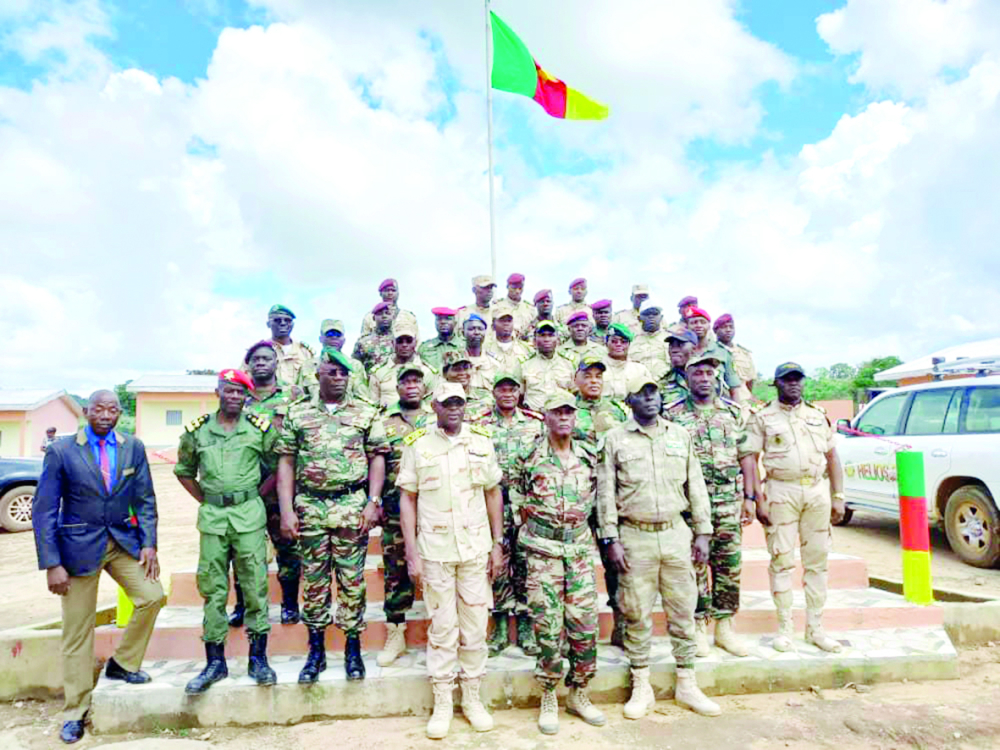 Le général Meka a entouré des responsables du camp.