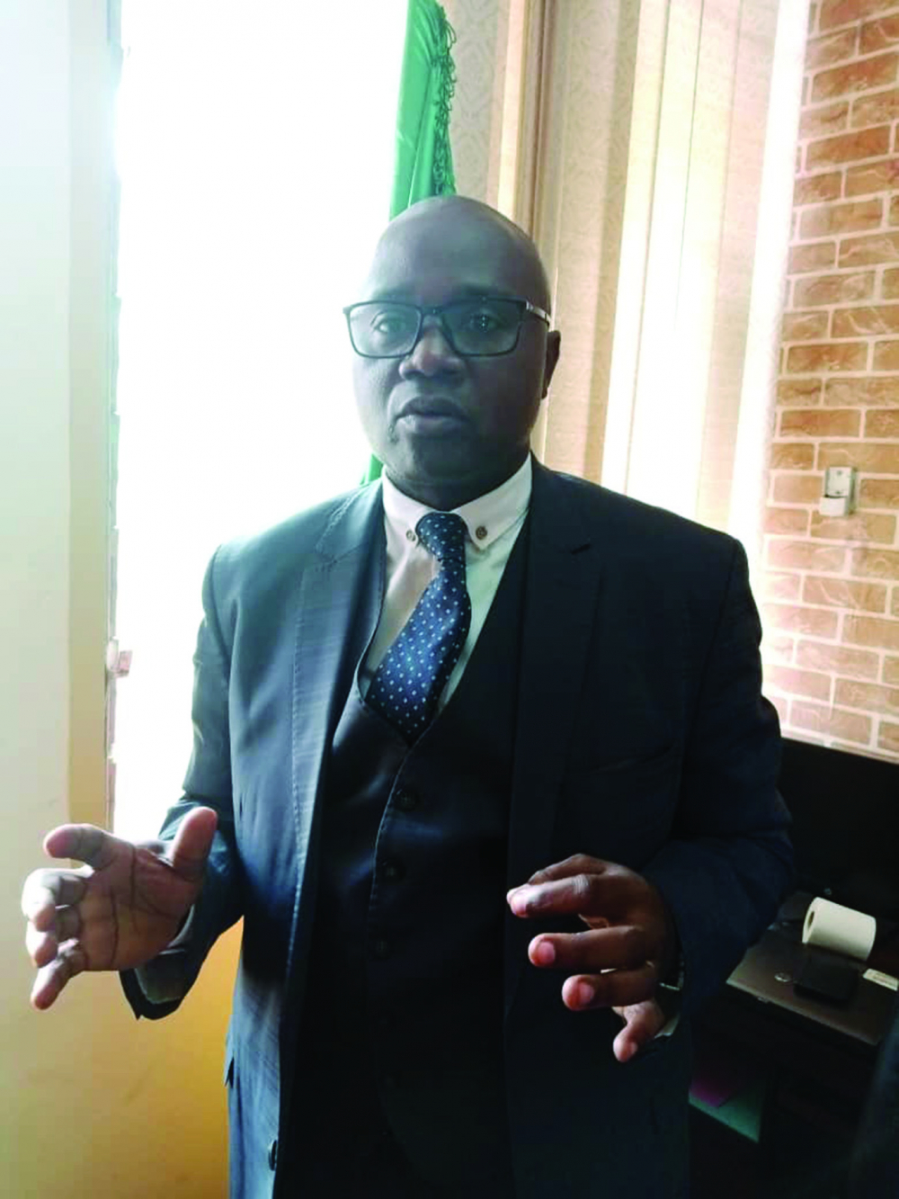 Vincent de Paul Meva, commissaire de police, chercheur en police judiciaire, chef de la cellule des enquêtes au cabinet du délégué général à la Sûreté nationale. Vincent de Paul Meva, commissaire de police, chercheur en police judiciaire, chef de la cellule des enquêtes au cabinet du délégué général à la Sûreté nationale.