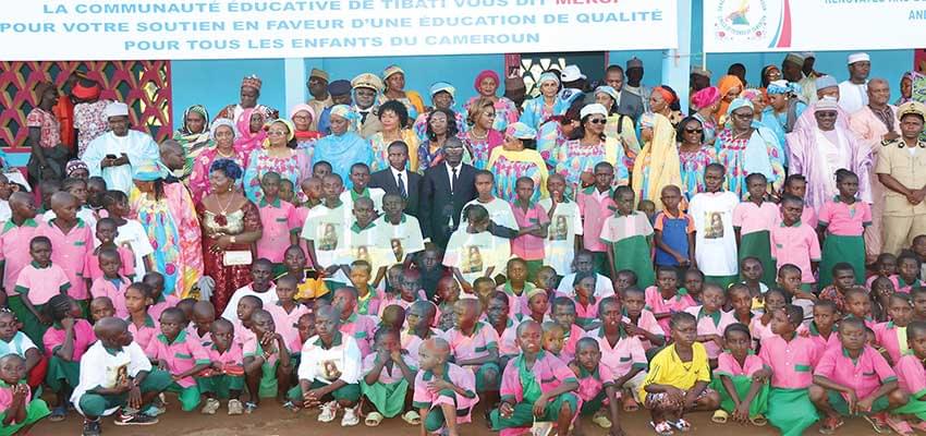 Madame Koulssoumi Aladji Boukar, représentante personnelle de la première dame, pose avec les bénéficiaires devant l’école rénovée.