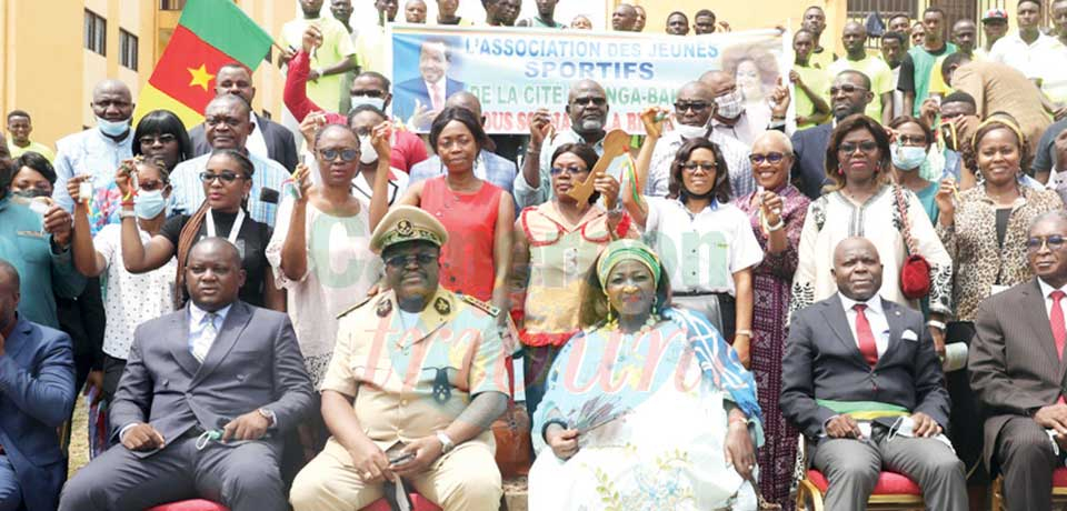 The Minister with buyers in a group photograph after handing over their keys. The Minister with buyers in a group photograph after handing over their keys.