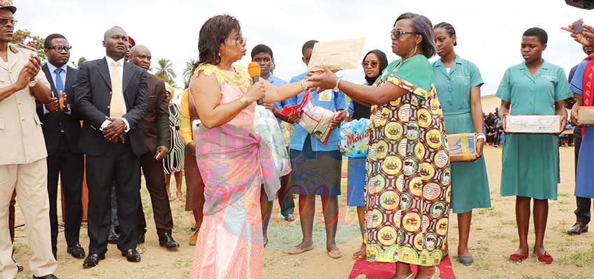 Kribi : des dons pour les élèves déplacés Kribi : des dons pour les élèves déplacés