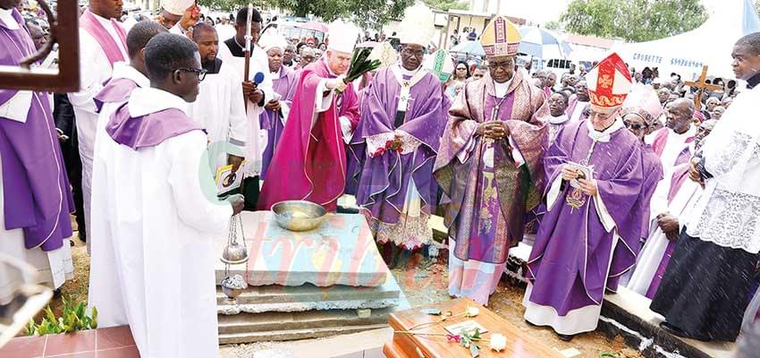 Mgr Bala fait grand cordon du mérite camerounais à titre posthume.