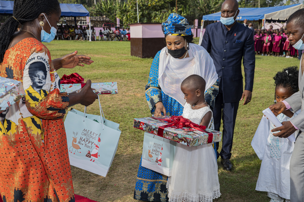 La représentante personnelle de Mme Chantal Biya remettant des cadeaux aux petits écoliers de Memiam.