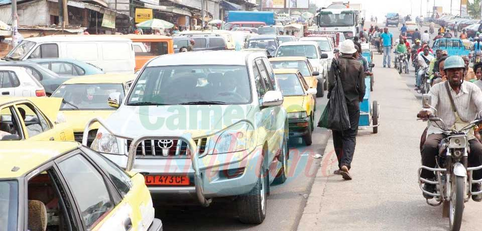 Douala :  Huge Traffic Slows Activity