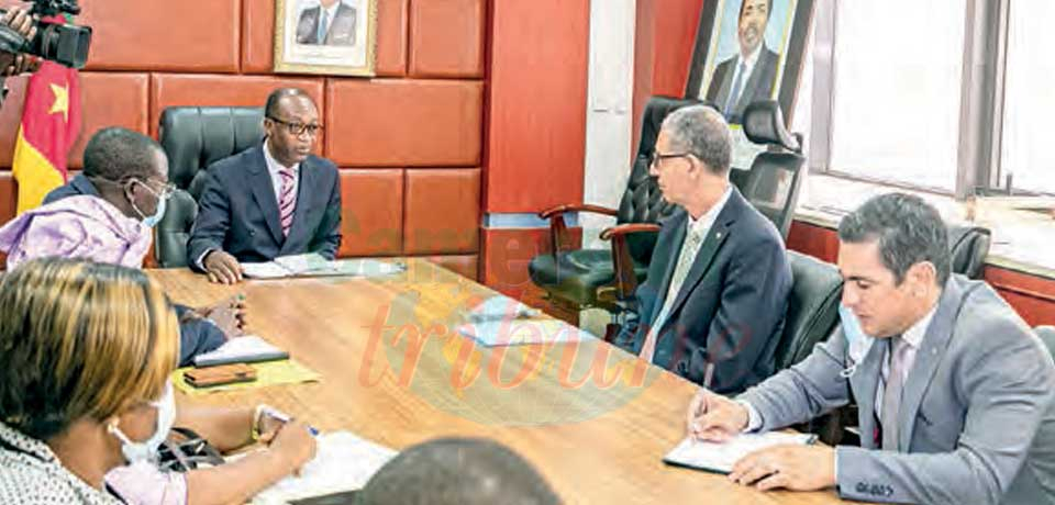 L’ambassadeur Boumediene Mahi et le ministre Achille Bassilekin III ont longuement échangé sur le sujet hier.
