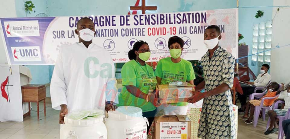 The beneficiaries of Grand Baobab received gifts to encourage sanitary measures against the virus. The beneficiaries of Grand Baobab received gifts to encourage sanitary measures against the virus.